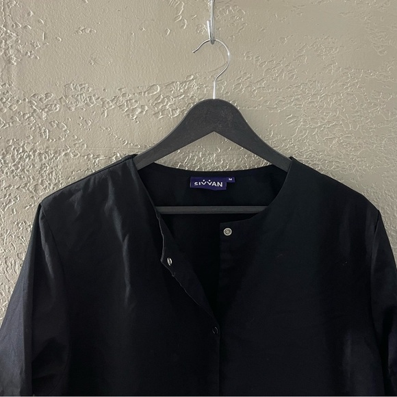 sivvan Women’s Black Button-Front Scrub Jacket Size Medium - Picture 2 of 7